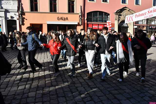 [WIDEO/FOTO] Tegoroczni maturzyści wspólnie zatańczyli poloneza na świdnickim rynku!