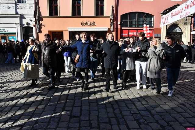 [WIDEO/FOTO] Tegoroczni maturzyści wspólnie zatańczyli poloneza na świdnickim rynku!