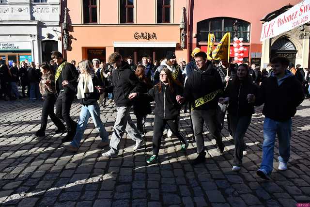 [WIDEO/FOTO] Tegoroczni maturzyści wspólnie zatańczyli poloneza na świdnickim rynku!