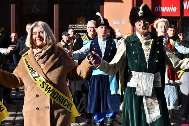 [WIDEO/FOTO] Tegoroczni maturzyści wspólnie zatańczyli poloneza na świdnickim rynku!