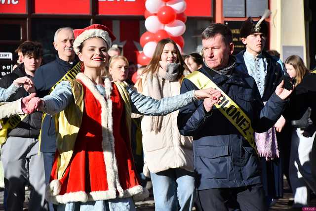 [WIDEO/FOTO] Tegoroczni maturzyści wspólnie zatańczyli poloneza na świdnickim rynku!