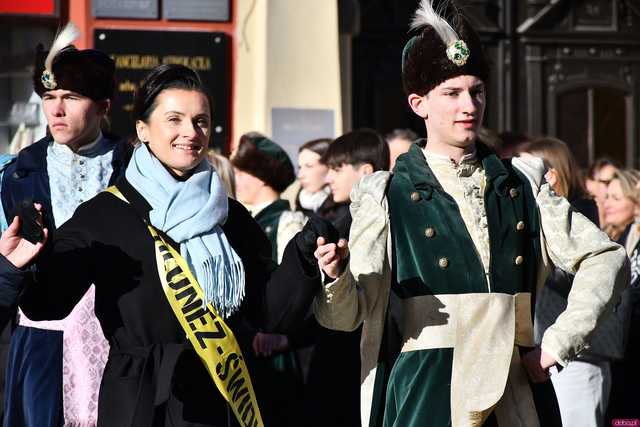 [WIDEO/FOTO] Tegoroczni maturzyści wspólnie zatańczyli poloneza na świdnickim rynku!