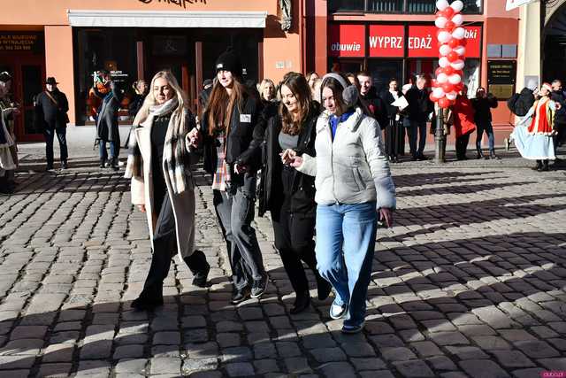[WIDEO/FOTO] Tegoroczni maturzyści wspólnie zatańczyli poloneza na świdnickim rynku!