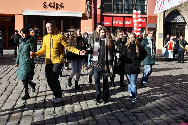 [WIDEO/FOTO] Tegoroczni maturzyści wspólnie zatańczyli poloneza na świdnickim rynku!