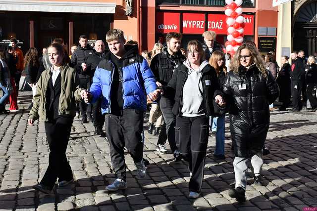 [WIDEO/FOTO] Tegoroczni maturzyści wspólnie zatańczyli poloneza na świdnickim rynku!