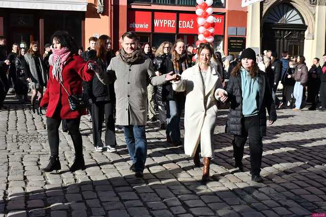 [WIDEO/FOTO] Tegoroczni maturzyści wspólnie zatańczyli poloneza na świdnickim rynku!