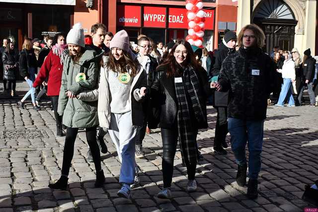 [WIDEO/FOTO] Tegoroczni maturzyści wspólnie zatańczyli poloneza na świdnickim rynku!