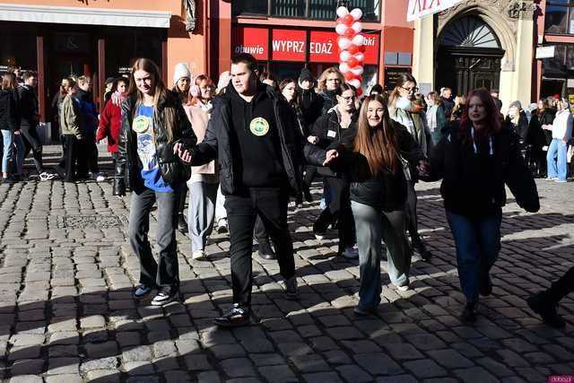 [WIDEO/FOTO] Tegoroczni maturzyści wspólnie zatańczyli poloneza na świdnickim rynku!