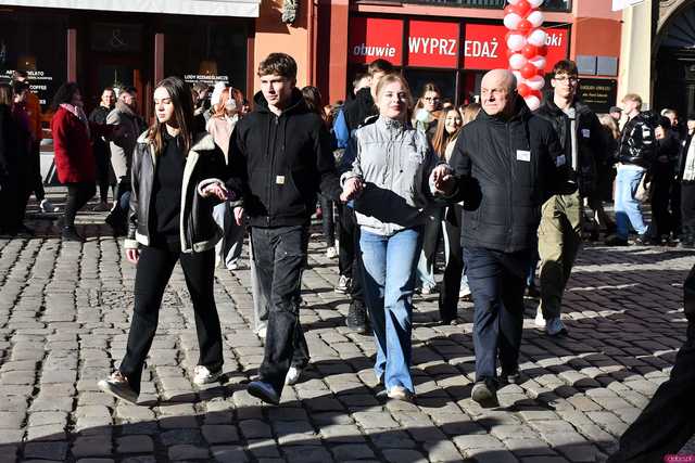 [WIDEO/FOTO] Tegoroczni maturzyści wspólnie zatańczyli poloneza na świdnickim rynku!
