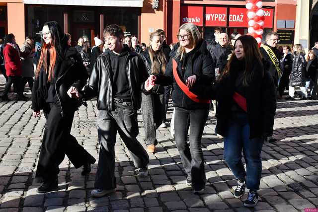 [WIDEO/FOTO] Tegoroczni maturzyści wspólnie zatańczyli poloneza na świdnickim rynku!