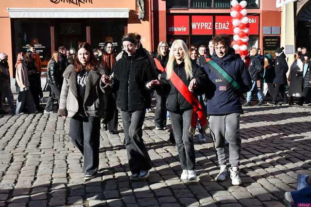 [WIDEO/FOTO] Tegoroczni maturzyści wspólnie zatańczyli poloneza na świdnickim rynku!