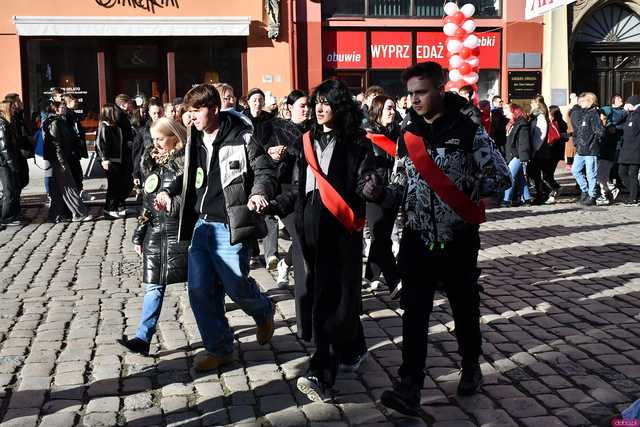 [WIDEO/FOTO] Tegoroczni maturzyści wspólnie zatańczyli poloneza na świdnickim rynku!