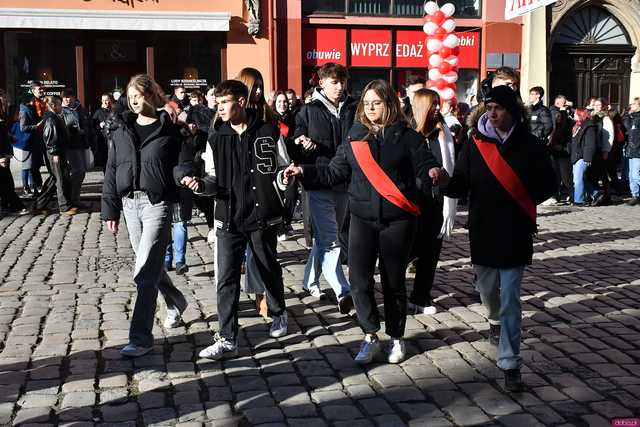 [WIDEO/FOTO] Tegoroczni maturzyści wspólnie zatańczyli poloneza na świdnickim rynku!