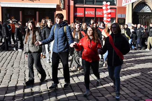[WIDEO/FOTO] Tegoroczni maturzyści wspólnie zatańczyli poloneza na świdnickim rynku!