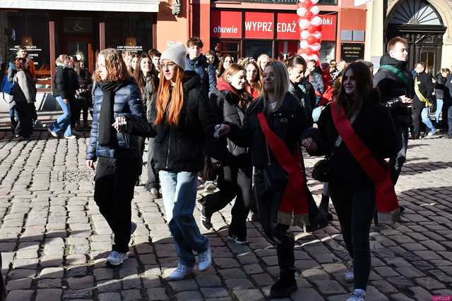[WIDEO/FOTO] Tegoroczni maturzyści wspólnie zatańczyli poloneza na świdnickim rynku!