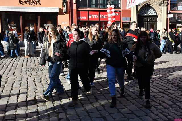 [WIDEO/FOTO] Tegoroczni maturzyści wspólnie zatańczyli poloneza na świdnickim rynku!