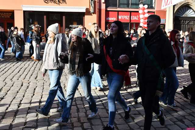 [WIDEO/FOTO] Tegoroczni maturzyści wspólnie zatańczyli poloneza na świdnickim rynku!
