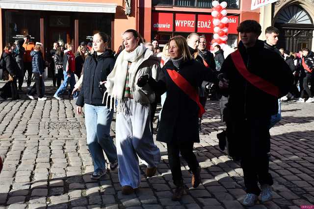 [WIDEO/FOTO] Tegoroczni maturzyści wspólnie zatańczyli poloneza na świdnickim rynku!