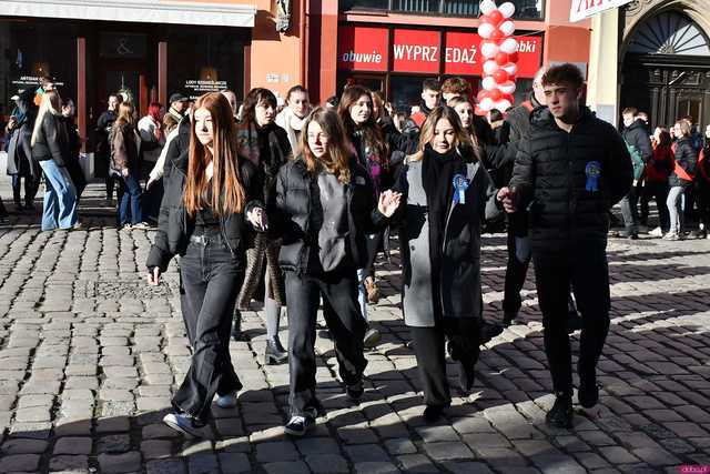 [WIDEO/FOTO] Tegoroczni maturzyści wspólnie zatańczyli poloneza na świdnickim rynku!