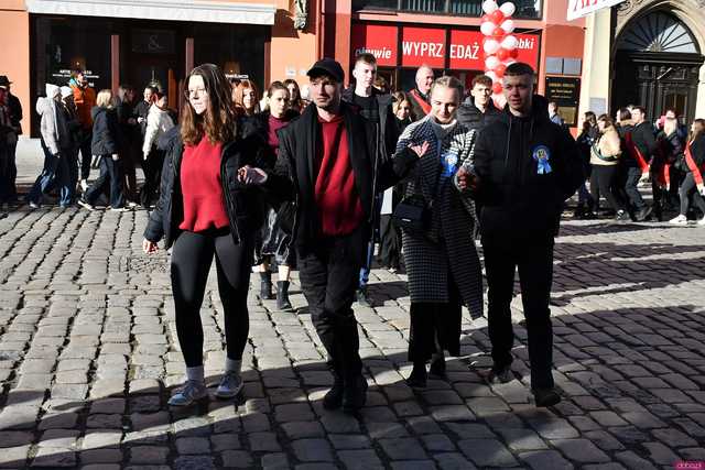 [WIDEO/FOTO] Tegoroczni maturzyści wspólnie zatańczyli poloneza na świdnickim rynku!