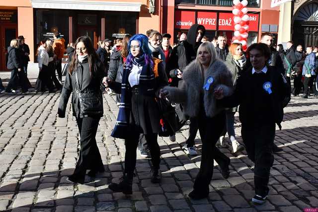 [WIDEO/FOTO] Tegoroczni maturzyści wspólnie zatańczyli poloneza na świdnickim rynku!