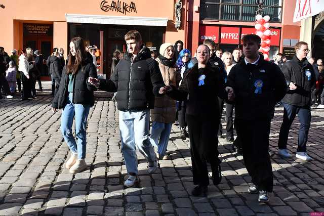 [WIDEO/FOTO] Tegoroczni maturzyści wspólnie zatańczyli poloneza na świdnickim rynku!