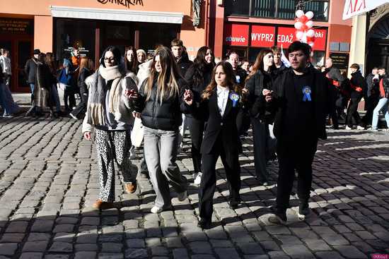 [WIDEO/FOTO] Tegoroczni maturzyści wspólnie zatańczyli poloneza na świdnickim rynku!