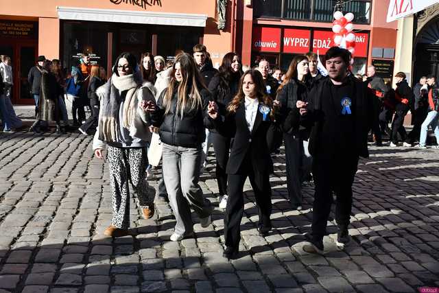 [WIDEO/FOTO] Tegoroczni maturzyści wspólnie zatańczyli poloneza na świdnickim rynku!