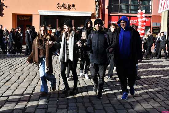 [WIDEO/FOTO] Tegoroczni maturzyści wspólnie zatańczyli poloneza na świdnickim rynku!