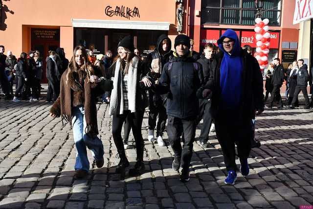 [WIDEO/FOTO] Tegoroczni maturzyści wspólnie zatańczyli poloneza na świdnickim rynku!