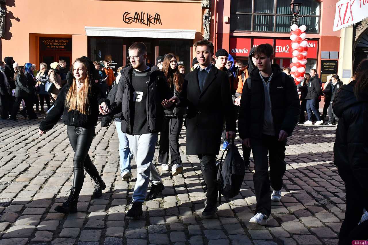 [WIDEO/FOTO] Tegoroczni maturzyści wspólnie zatańczyli poloneza na świdnickim rynku!