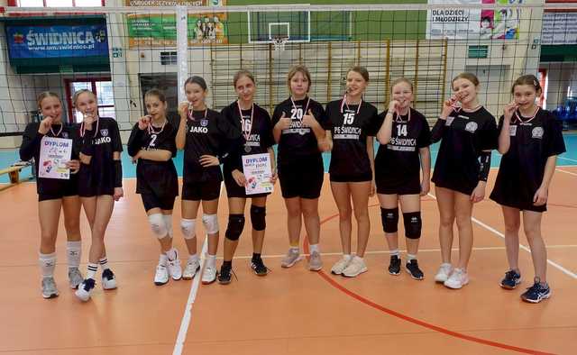 [FOTO] Młode siatkarki ze Świdnicy rywalizowały w turnieju czwórek