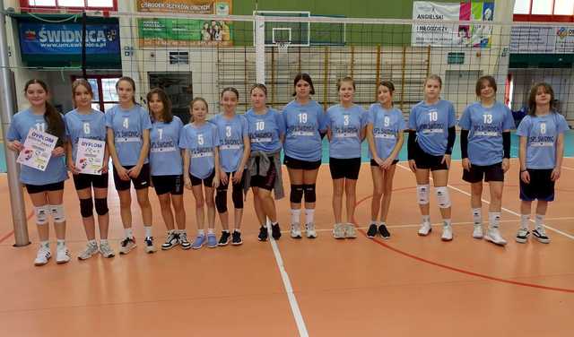 [FOTO] Młode siatkarki ze Świdnicy rywalizowały w turnieju czwórek