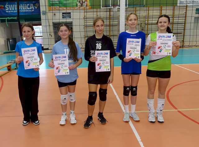 [FOTO] Młode siatkarki ze Świdnicy rywalizowały w turnieju czwórek