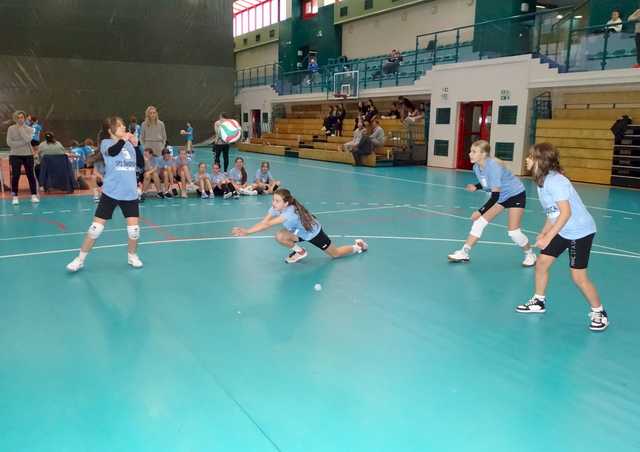 [FOTO] Młode siatkarki ze Świdnicy rywalizowały w turnieju czwórek