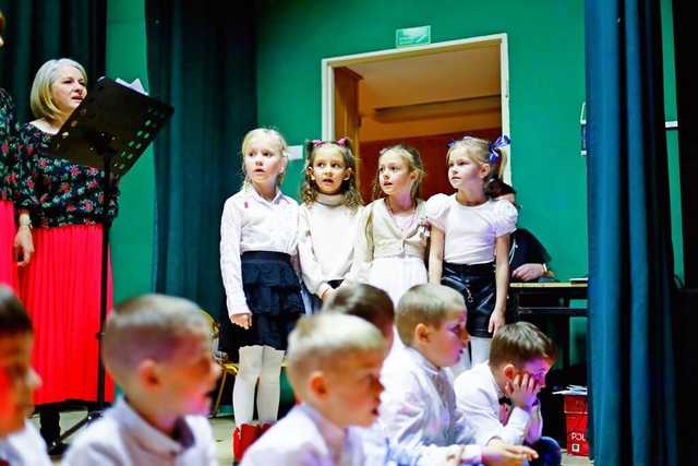 [FOTO] W żarowskiej podstawówce świętowali Dzień Babci i Dziadka