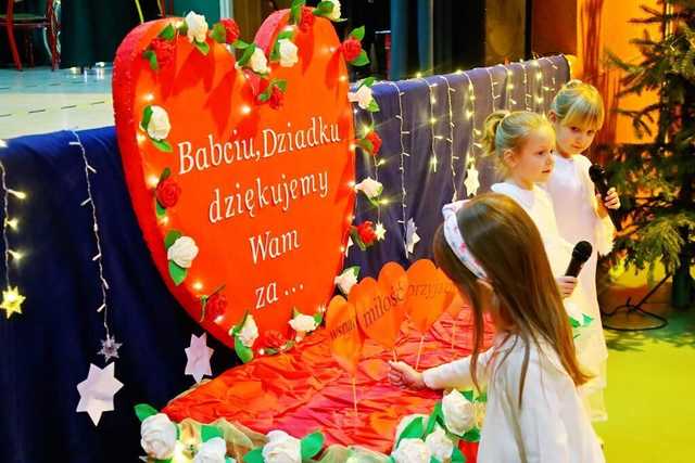 [FOTO] W żarowskiej podstawówce świętowali Dzień Babci i Dziadka