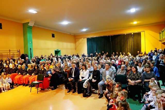 [FOTO] W żarowskiej podstawówce świętowali Dzień Babci i Dziadka