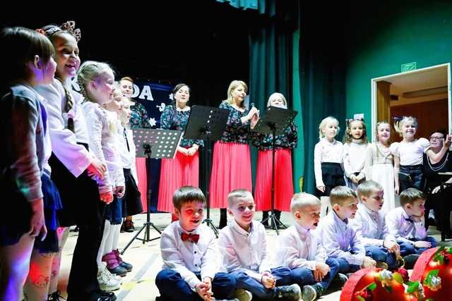 [FOTO] W żarowskiej podstawówce świętowali Dzień Babci i Dziadka