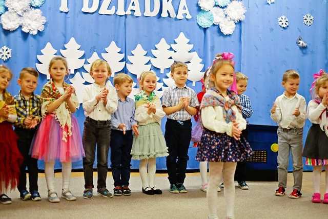 [FOTO] W Bajkowym Przedszkolu w Żarowie świętowali Dzień Babci i Dziadka