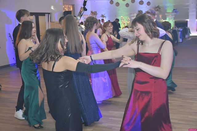 [WIDEO/FOTO] Ależ zabawa! Maturzyści z III LO w Świdnicy bawili się na balu studniówkowym