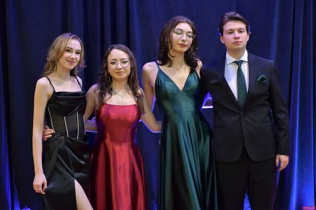 [WIDEO/FOTO] Ależ zabawa! Maturzyści z III LO w Świdnicy bawili się na balu studniówkowym