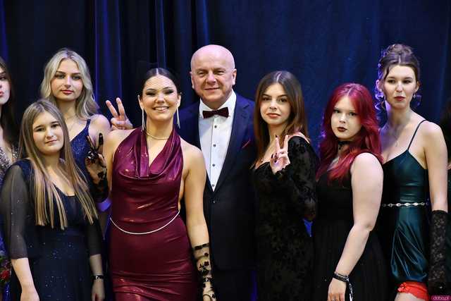 [WIDEO/FOTO] Ależ zabawa! Maturzyści z III LO w Świdnicy bawili się na balu studniówkowym