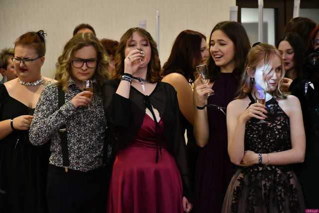 [WIDEO/FOTO] Ależ zabawa! Maturzyści z III LO w Świdnicy bawili się na balu studniówkowym
