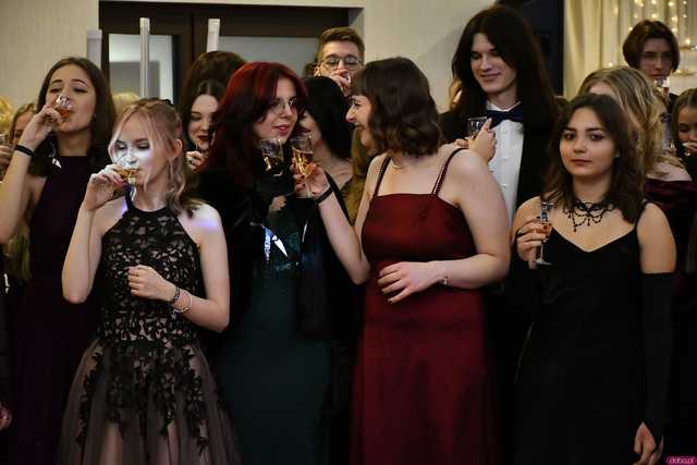 [WIDEO/FOTO] Ależ zabawa! Maturzyści z III LO w Świdnicy bawili się na balu studniówkowym