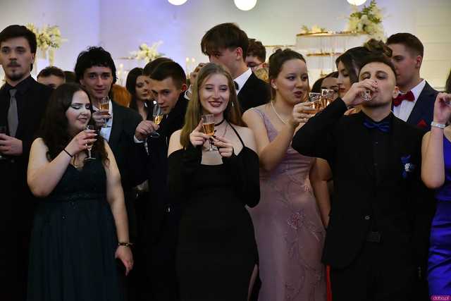 [WIDEO/FOTO] Ależ zabawa! Maturzyści z III LO w Świdnicy bawili się na balu studniówkowym