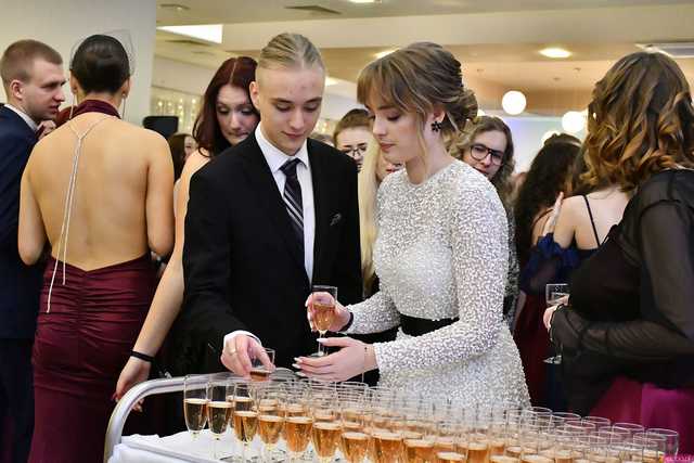 [WIDEO/FOTO] Ależ zabawa! Maturzyści z III LO w Świdnicy bawili się na balu studniówkowym