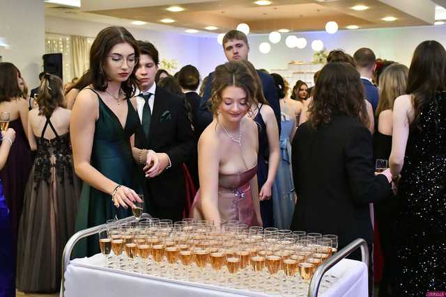 [WIDEO/FOTO] Ależ zabawa! Maturzyści z III LO w Świdnicy bawili się na balu studniówkowym