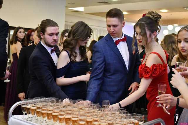 [WIDEO/FOTO] Ależ zabawa! Maturzyści z III LO w Świdnicy bawili się na balu studniówkowym
