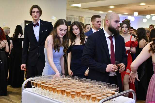 [WIDEO/FOTO] Ależ zabawa! Maturzyści z III LO w Świdnicy bawili się na balu studniówkowym